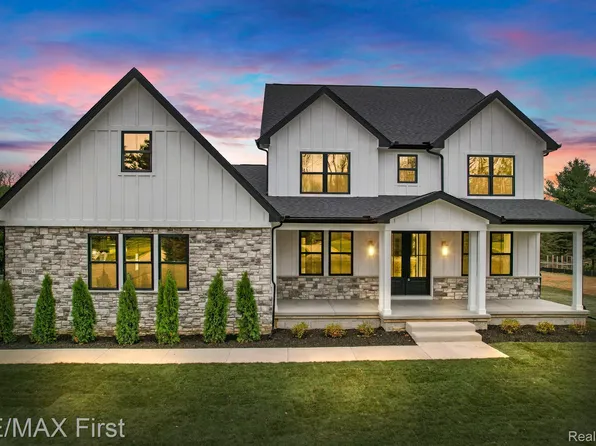 11152 Spruce Point Dr, Brighton, MI 48114