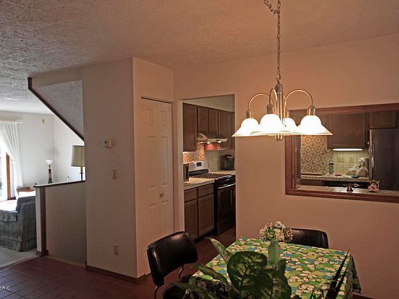 2nd image of 2582 Stratford Dr
