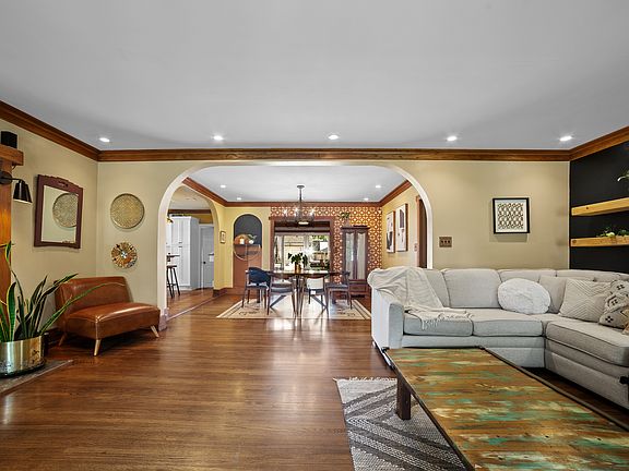 3rd image of 2539 S Columbia Pl