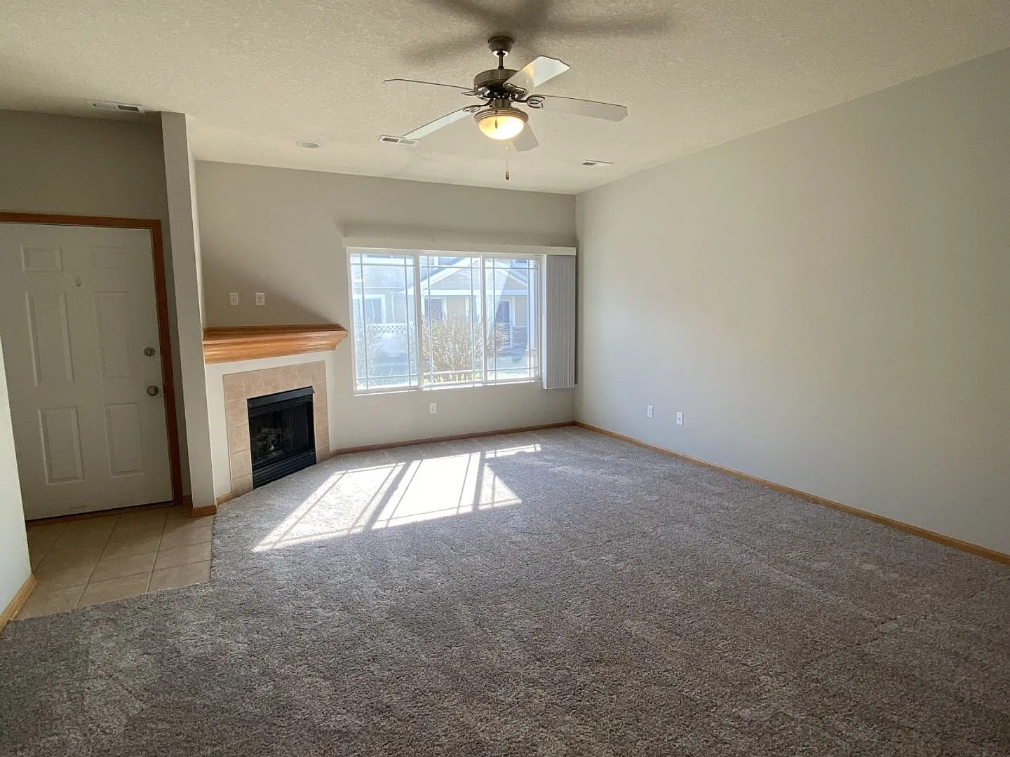 1147 NE 7th Ln - Townhome w/ Attached Garage For Rent — Photo 4