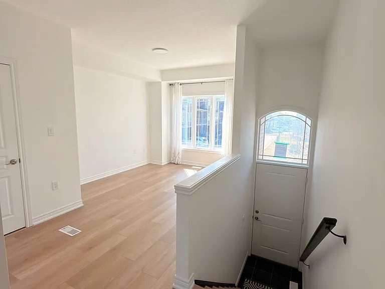 60 Bloom Cres — Photo 4