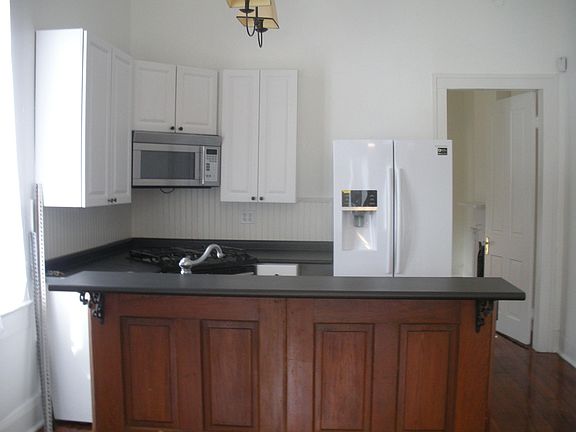 Attractive furnished kitchen with eating bar