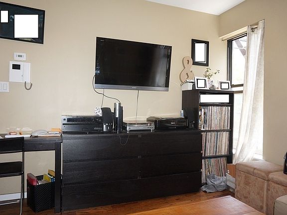 4th image of 310 Clifton Pl APT 2R