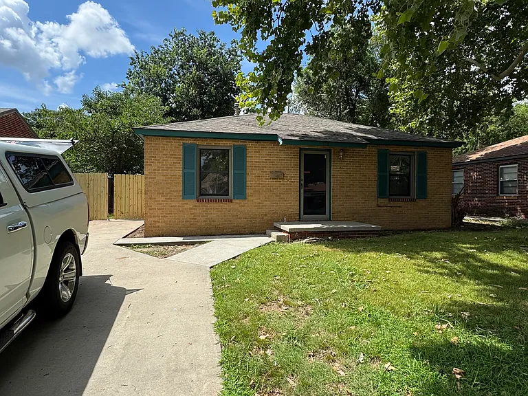 528 E Douglas Dr — Photo 2