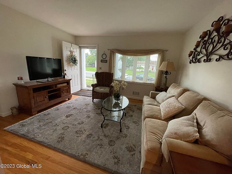 4th image of 1075 Madison Avenue