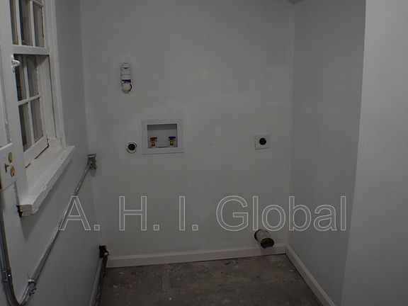 4th image of 3806 S Taylor St