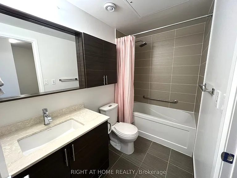 7165 Yonge St #705 — Photo 7