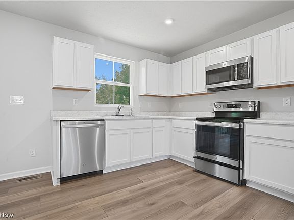 4th image of 212 Raintree Ln