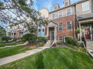105 Station Park Cir, Grayslake, IL 60030