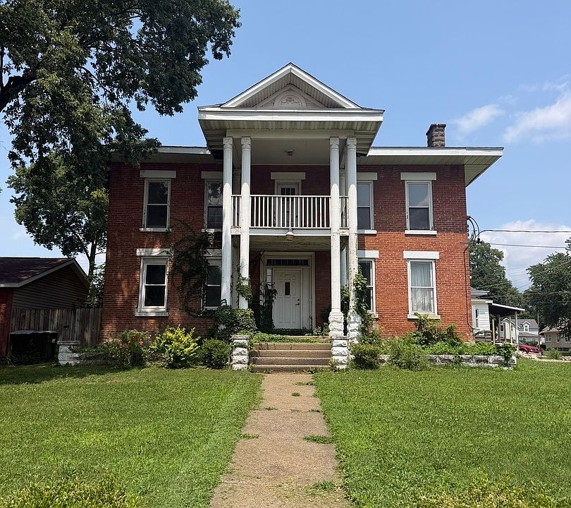 1st image of 902 W 4th St