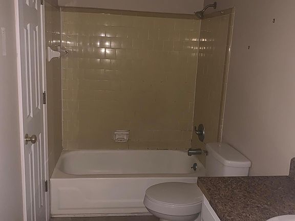 4th image of 3124 Plantation Dr #A