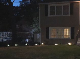 22 Greenbriar Dr, Bloomfield, CT 06002