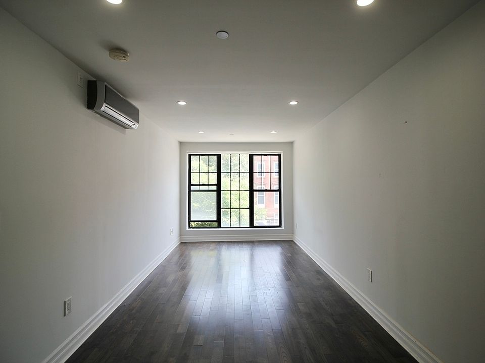 1st image of 94 Ryerson St #2