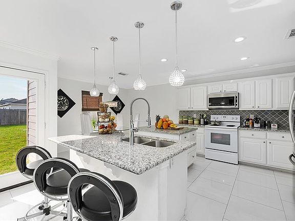 2nd image of 6814 Lost Timber Ln