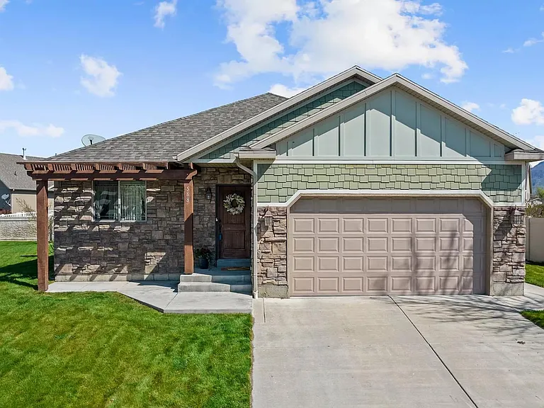 568 S 360 East Cir — Photo 1