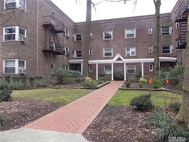 2nd image of 40 Knightsbridge Rd APT 1B