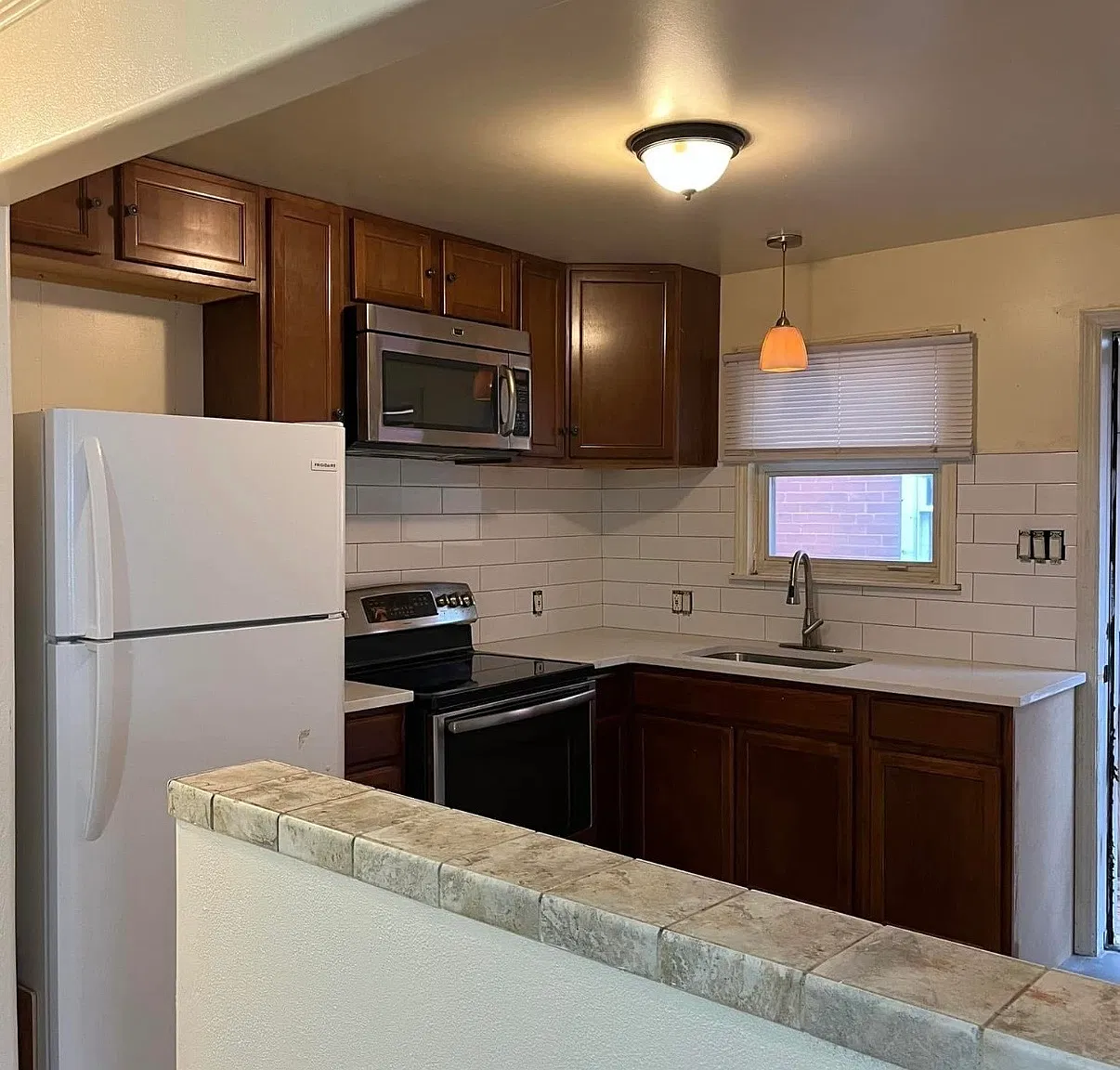 4 bed, 858 sqft, $1,300 — Photo 4