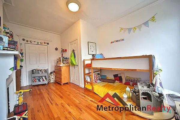 Rented by Metropolitan Realty | media 7