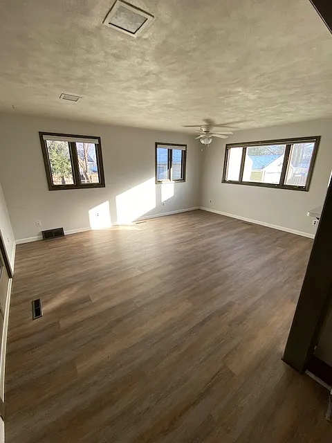 3 bed, 1.5 bath, 1600 sqft, $1,800 — Photo 4