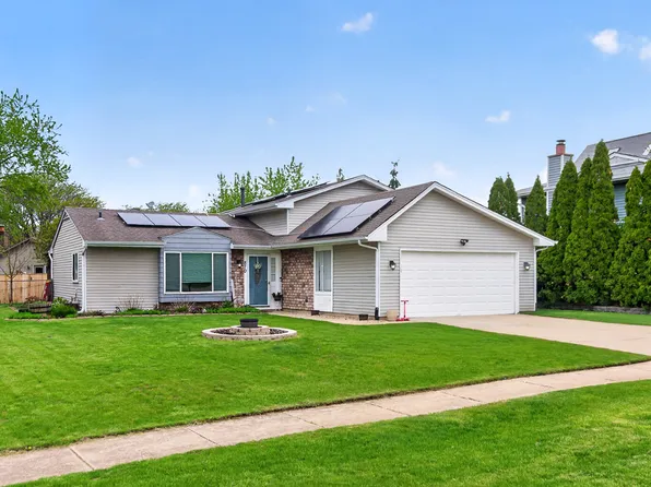 870 W Pine Ave, Roselle, IL 60172