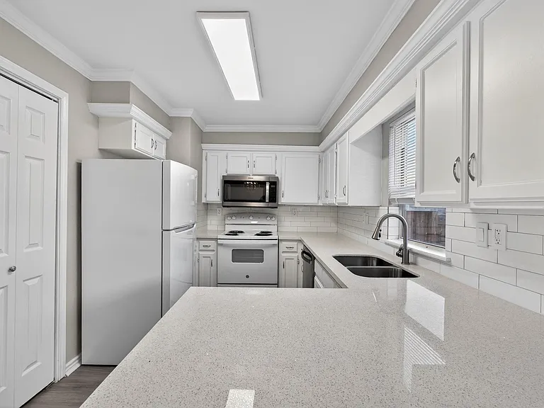 1221 Cedar Post Ln #4B — Photo 1