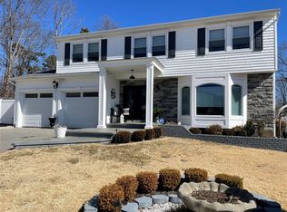 5 Lovell Ct, Farmingville, NY 11738