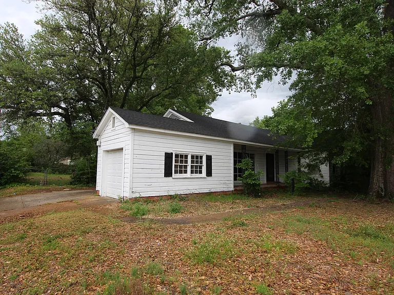 2104 Sunnybrook Dr — Photo 1