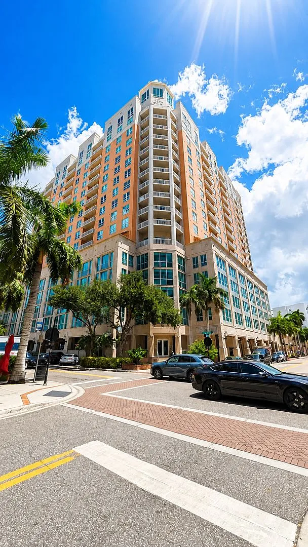 Annual partially furnished 2/2 at 1350 Main St with partial view of Sarasota Bay! — Photo 1