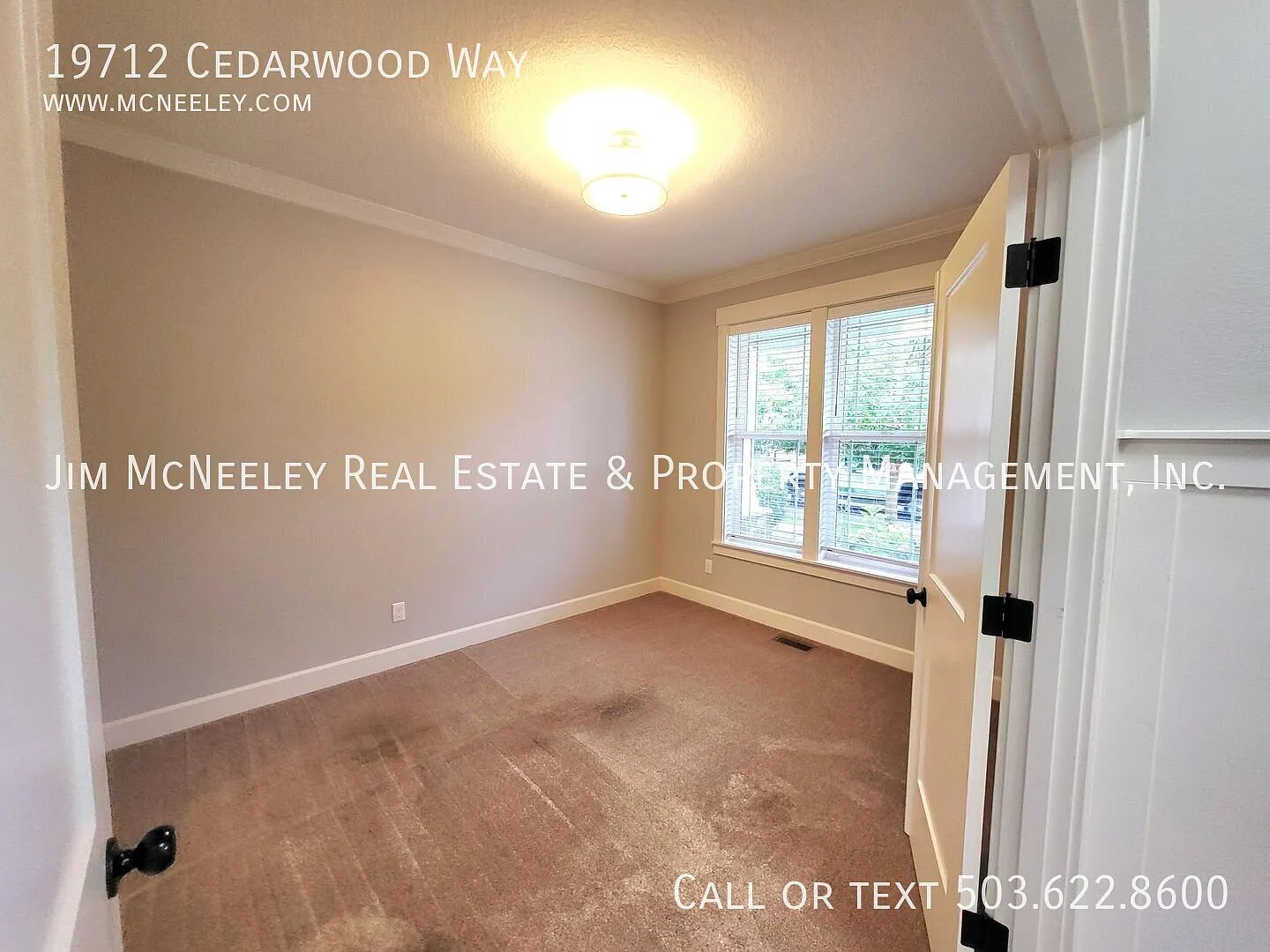 Spacious 4BR + Office Home with Solar, AC & Fenced Yard — Photo 4