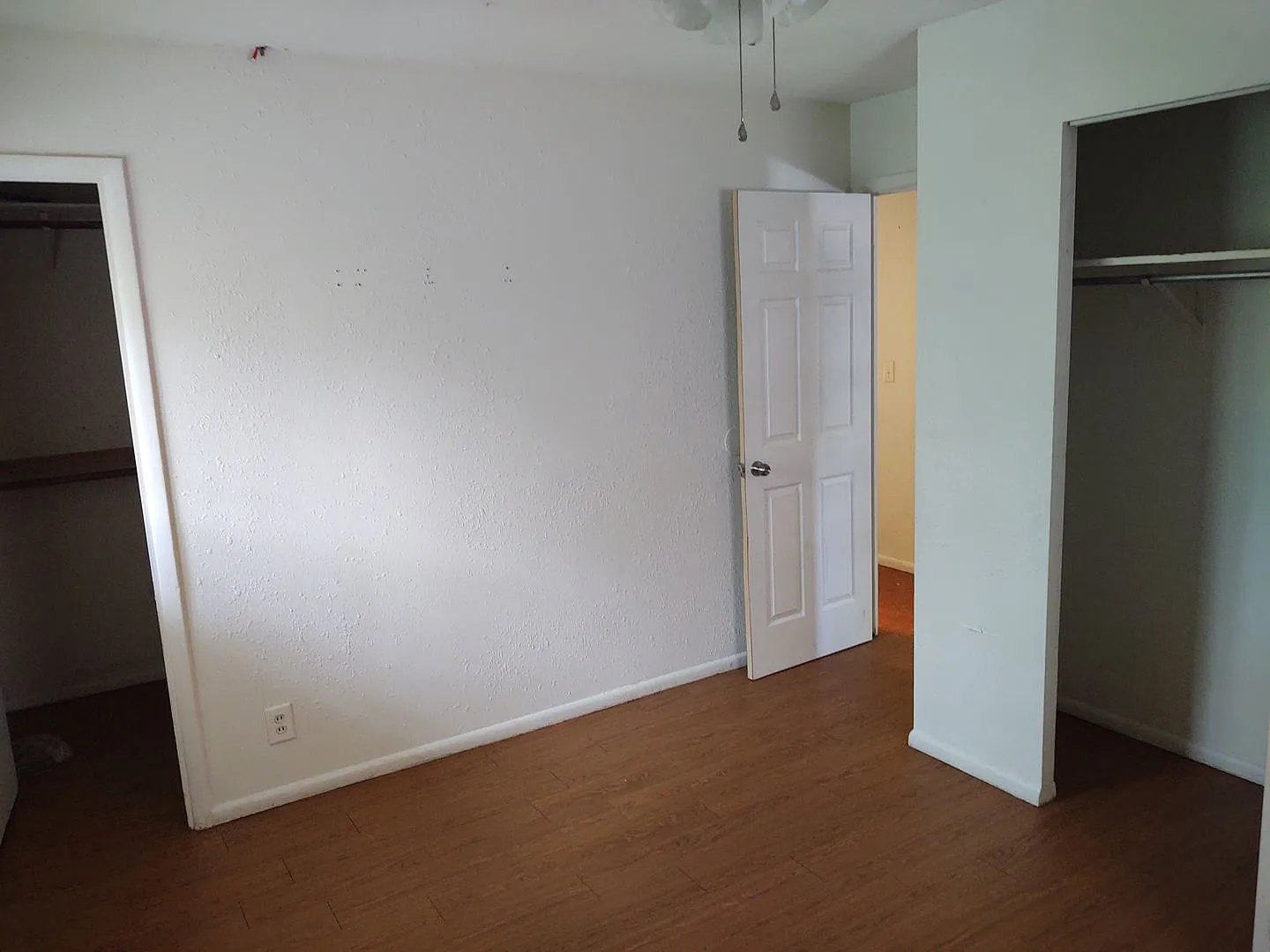 Spacious 3-Bedroom Home with Fenced Backyard & Attached Garage — Photo 4