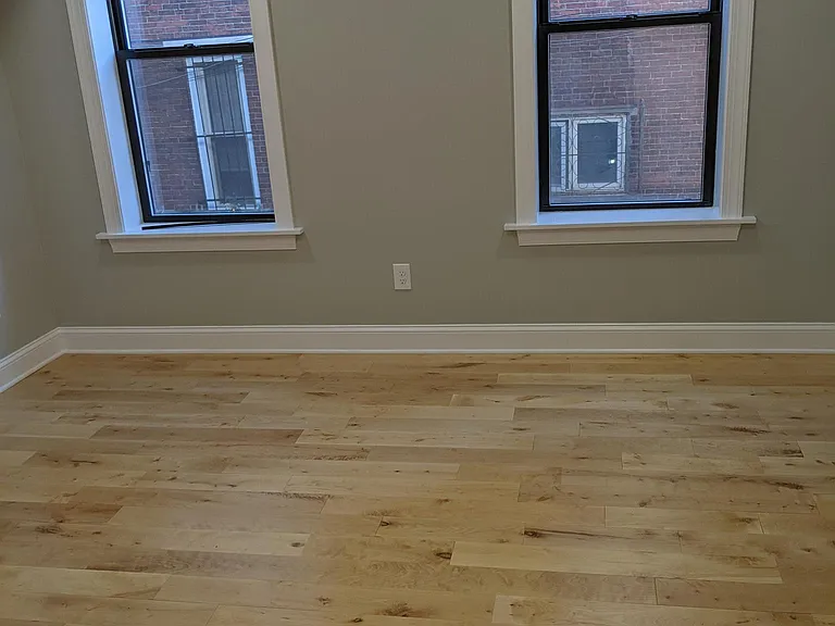 922 Catharine St — Photo 20