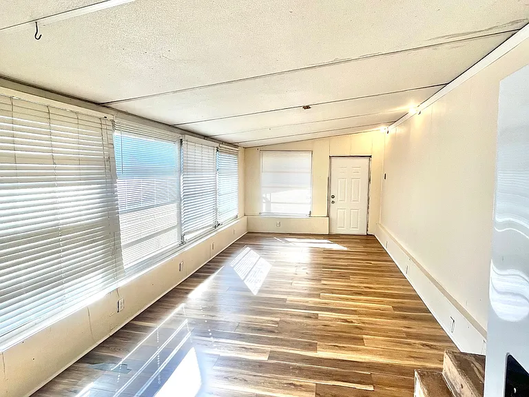 137 Lantern Pl — Photo 1