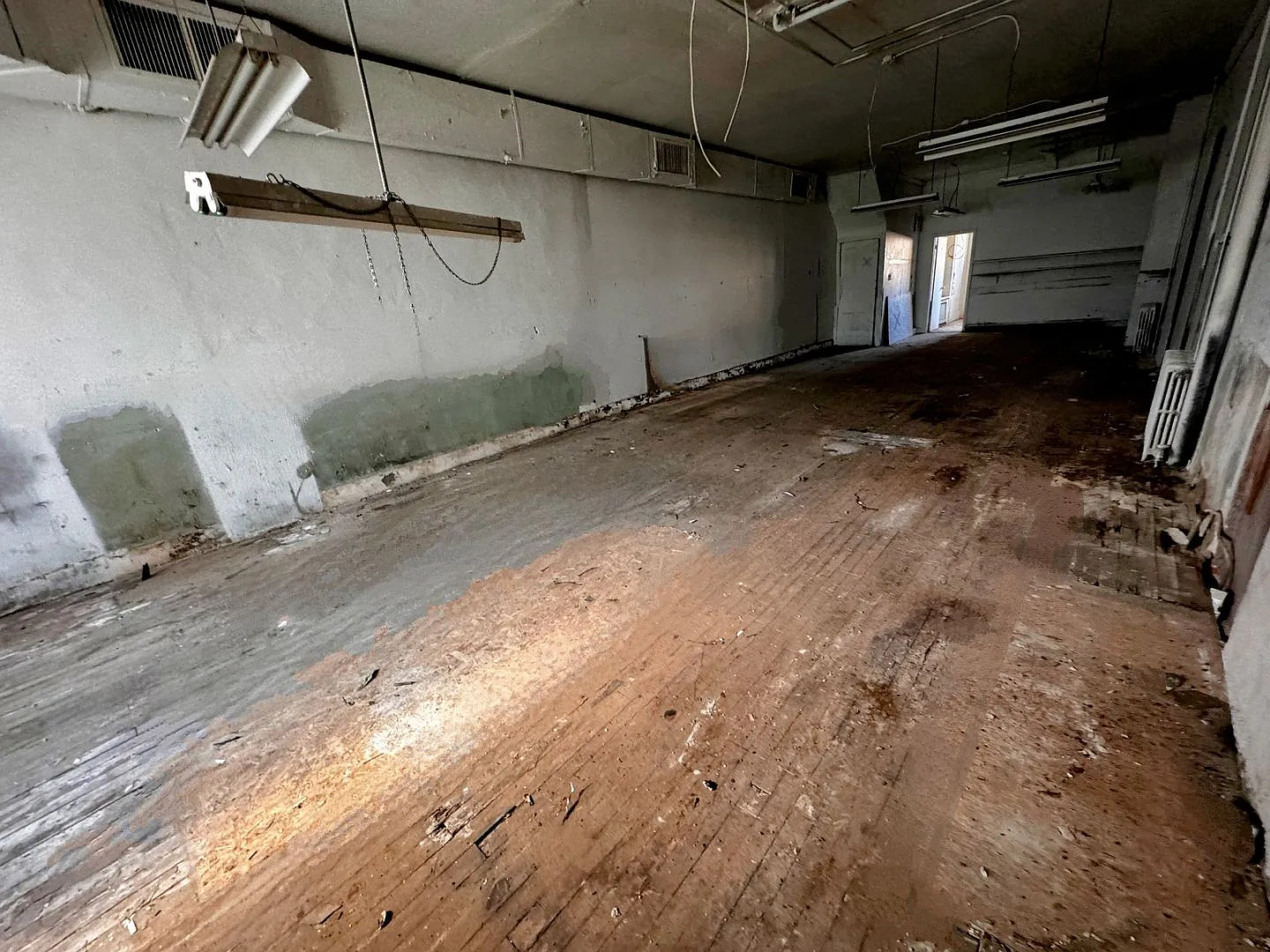 Spacious Commercial Space. Vaulted Ceiling Commercial *Raw* Space — Photo 3