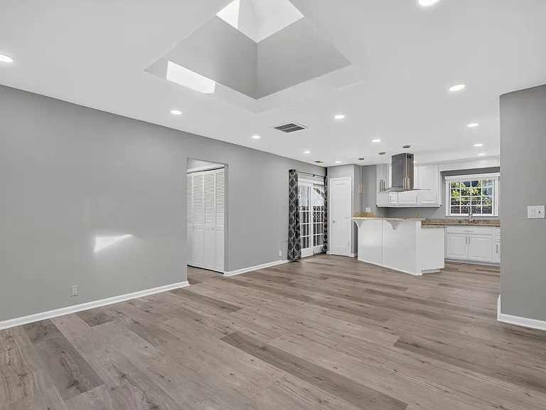 530 Irving Ave — Photo 18