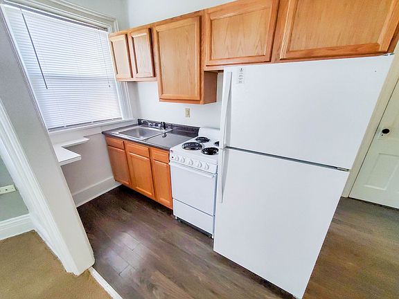 5th image of 326 W 8th St APT 10