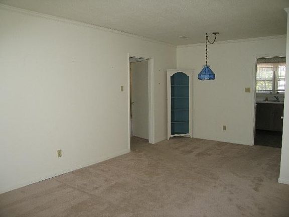 3rd image of 104 Knollwood Village