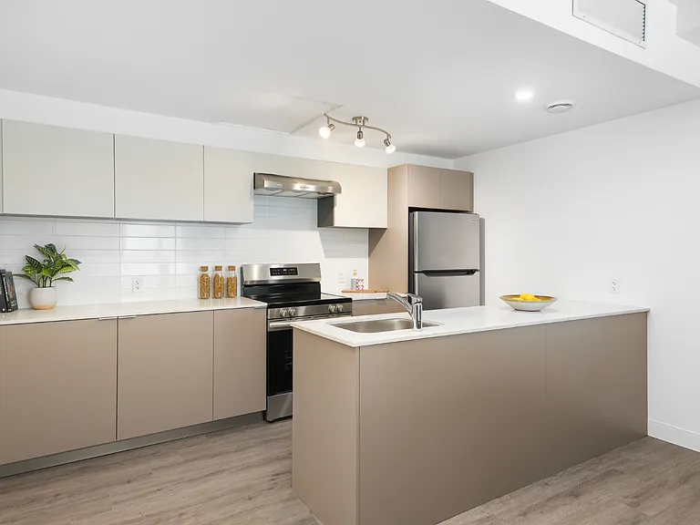 100 Manett Cres — Photo 14