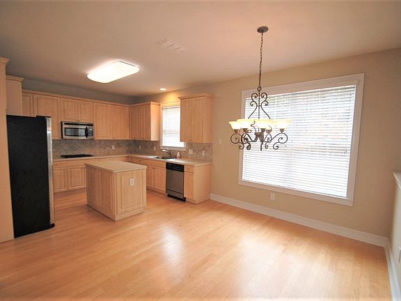 3rd image of 790 River Valley Dr