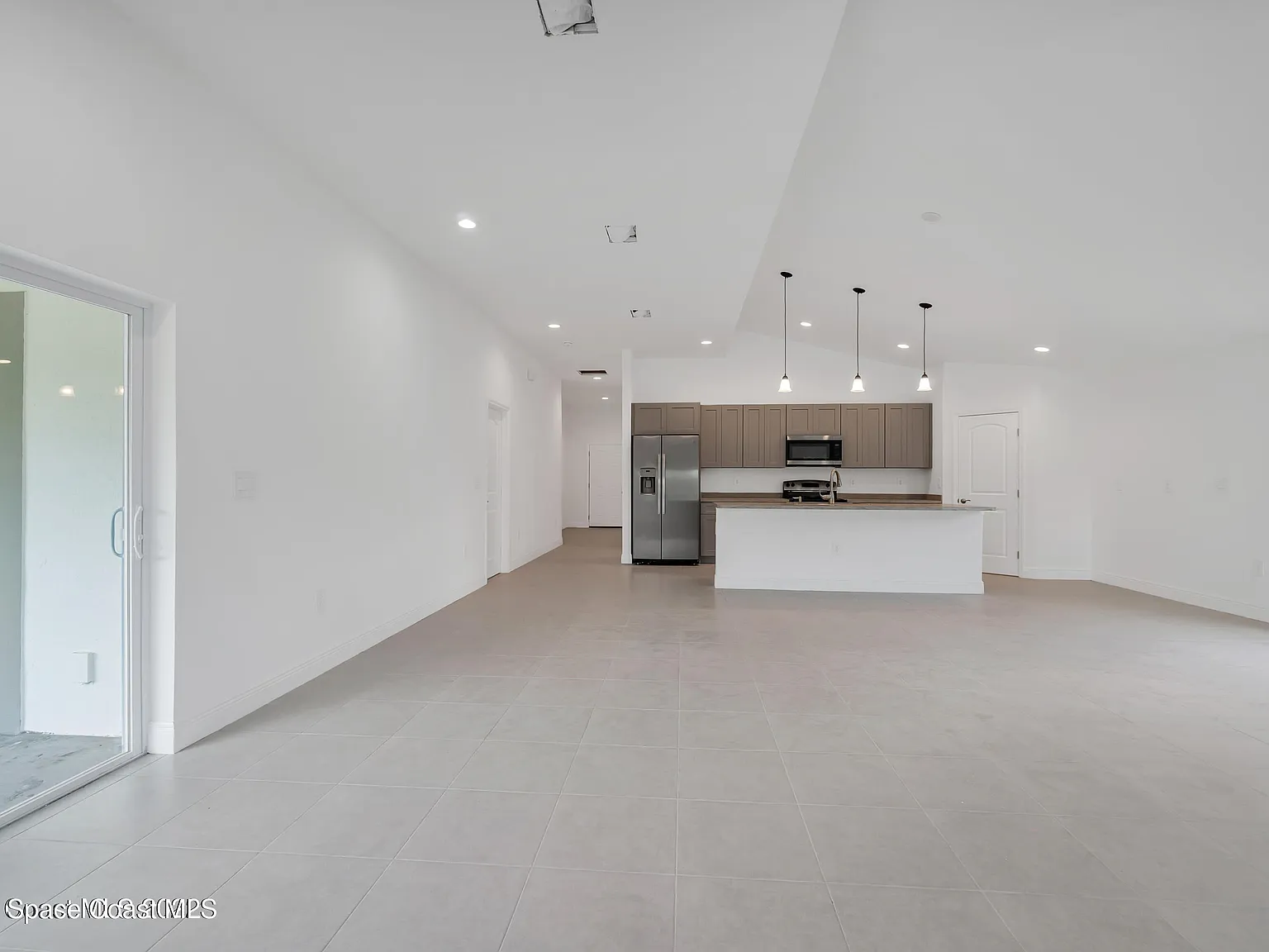 3 bed, 2.0 bath, 1800 sqft, $2,300 — Photo 4