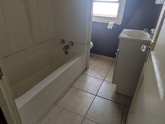 5th image of 200-200 E 15th St