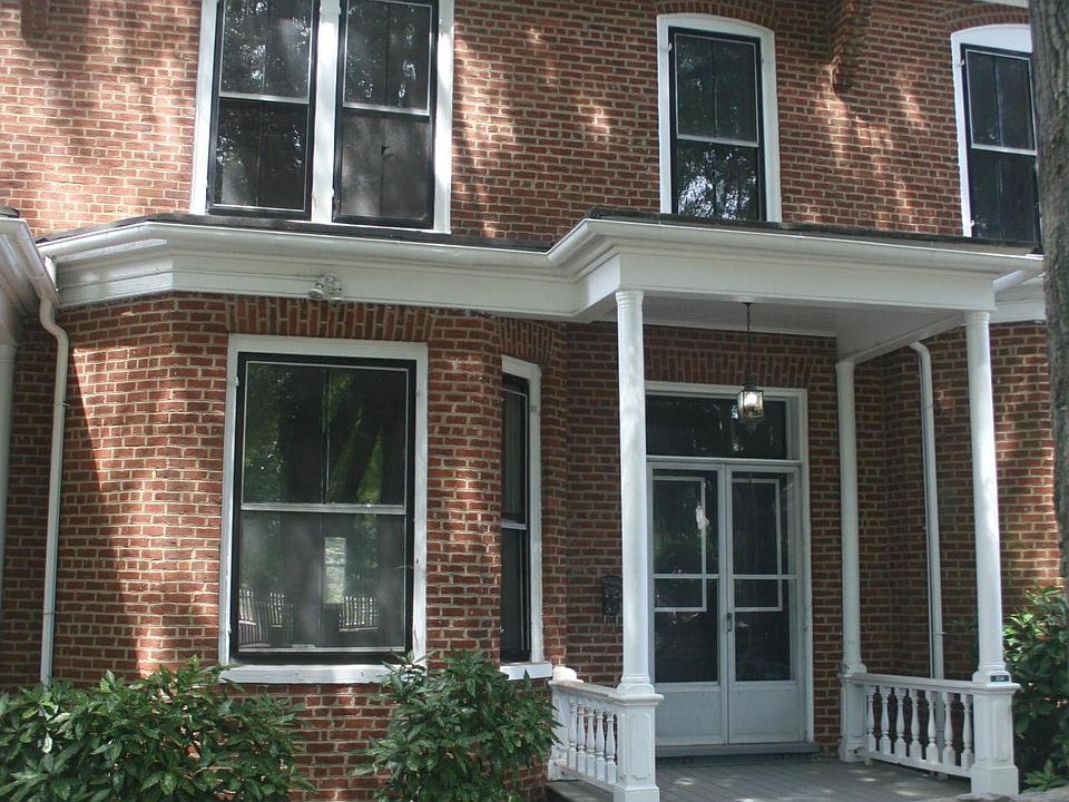 Front of 304, middle of 5 units, built in 1895 by Fogle Brothers Construction Company, whose shop was located nearby. This was one of the first multi-unit buildings in Winston-Salem. A second matching set originally face Main Street.