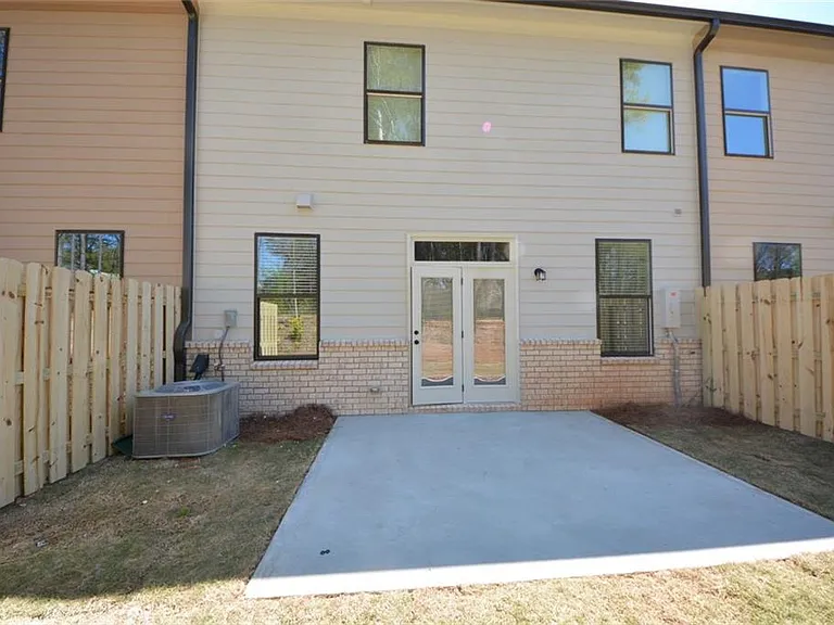 1147 Lucan Ln — Photo 17