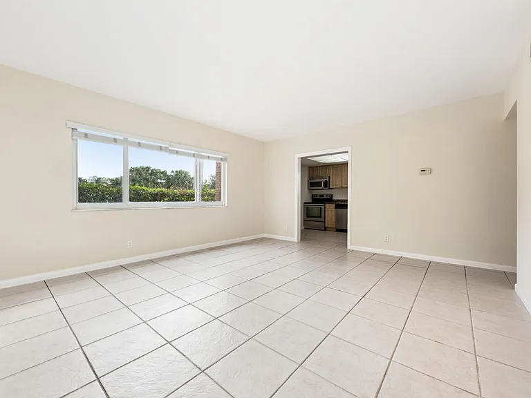 1000 NE 9th Ave #1 — Photo 4