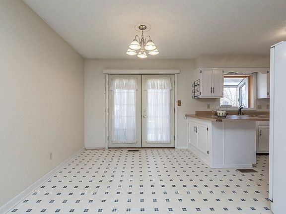 5th image of 141 E Cooper Ct