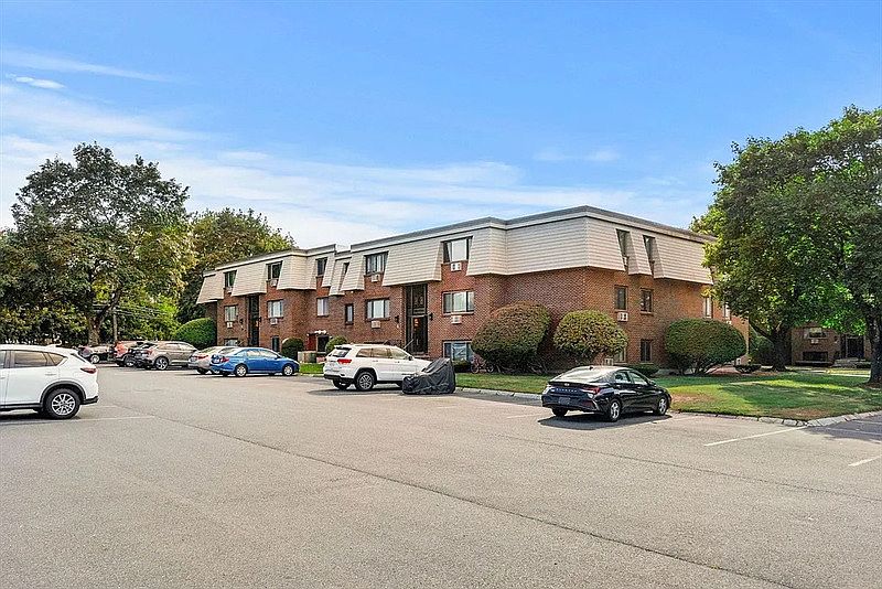 1st image of 5 Hallmark Gdns APT 7