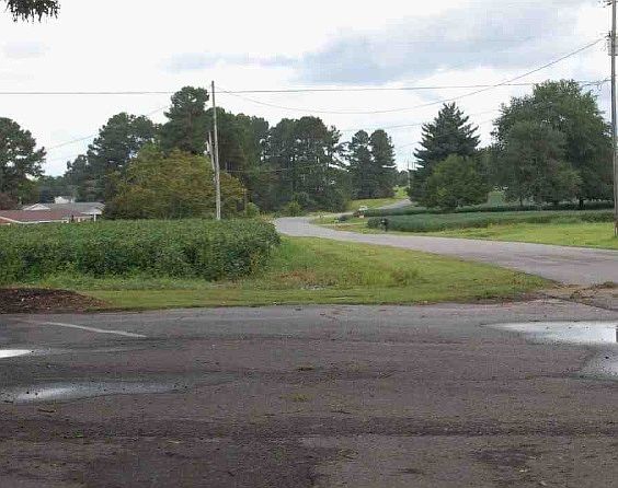 2nd image of 21394 Edgewood Rd