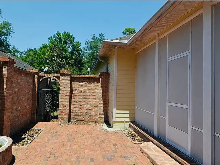 79 NW 48th Blvd — Photo 12