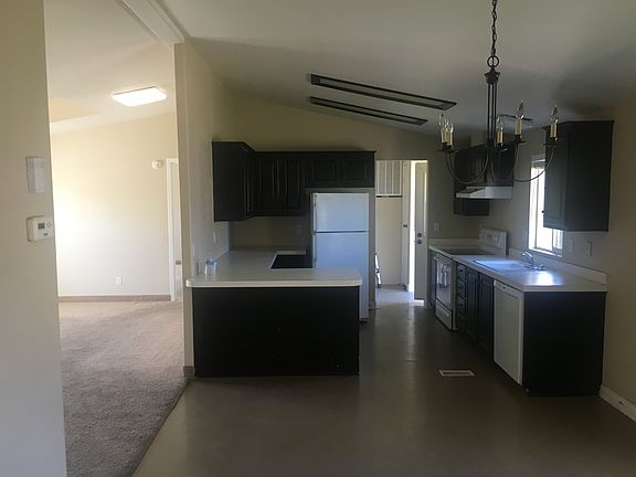 spacious kitchen/dining