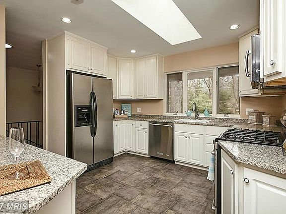 5th image of 3718 Woodland Cir