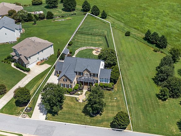 3rd image of 8 Scotts Bluff Dr